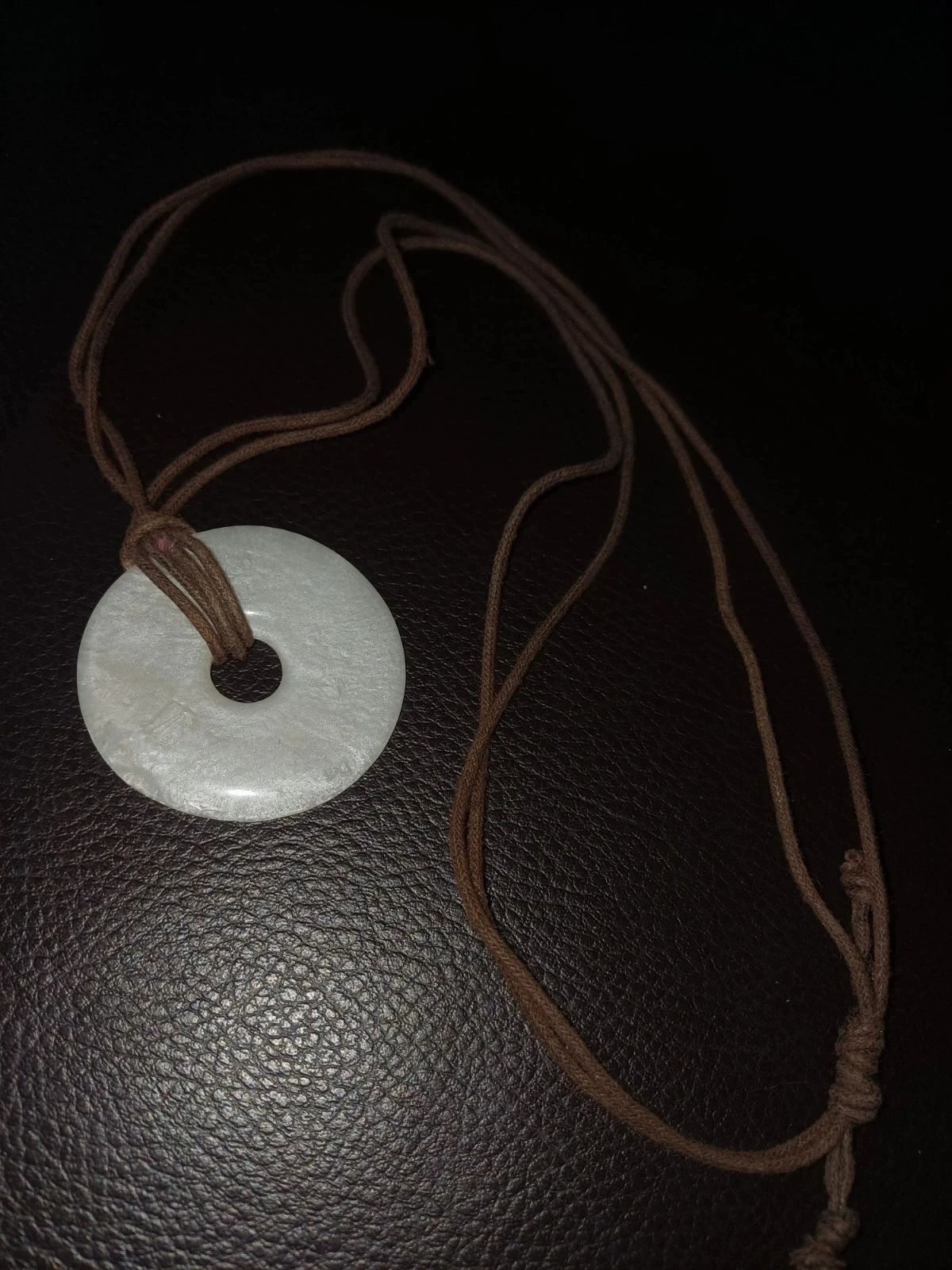 Colar marrom pingente redondo branco – photo 4